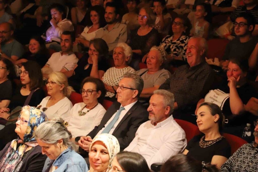 nazilli belediyesi buyukler tiyatro grubu gosterisi ilgi gordu b3541991ffeb