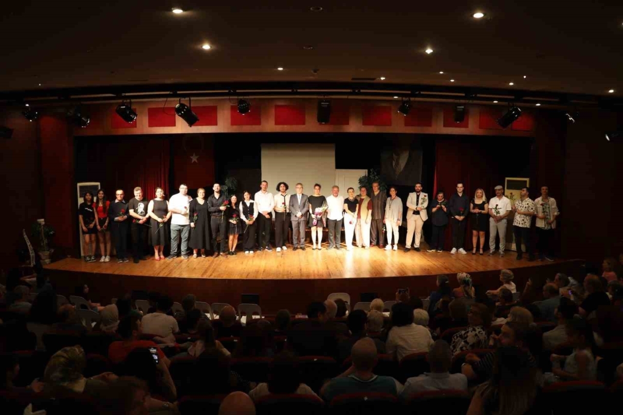 Nazilli Belediyesi Büyükler Tiyatro Grubu gösterisi ilgi gördü