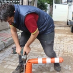 Nazilli’de izinsiz asılan tabela ve dubalar söküldü 2 Nazilli’de izinsiz asılan tabela ve dubalara söküldü