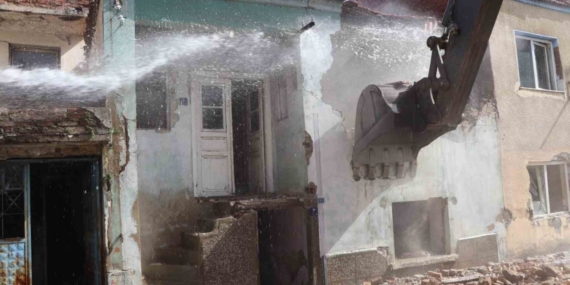 Nazilli’de metruk binalar yıkılıyor