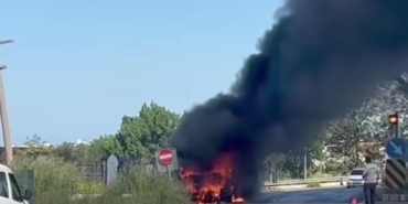 Seyir halindeki çarşaf yüklü kamyonet alev topuna döndü