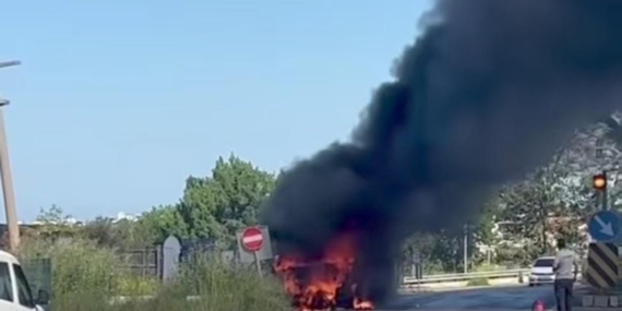 Seyir halindeki çarşaf yüklü kamyonet alev topuna döndü