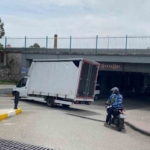 Ticari araç tren yolu alt geçitte sıkıştı 2 Ticari araç tren yolu alt geçitte sıkıştı