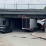 Ticari araç tren yolu alt geçitte sıkıştı 4 Ticari araç tren yolu alt geçitte sıkıştı