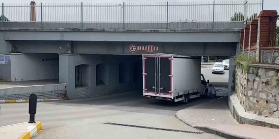 Ticari araç tren yolu alt geçitte sıkıştı