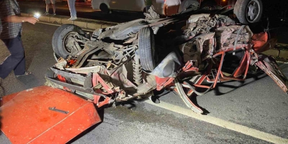 Tofaş otomobil kağıt gibi ezildi: 1 yaralı