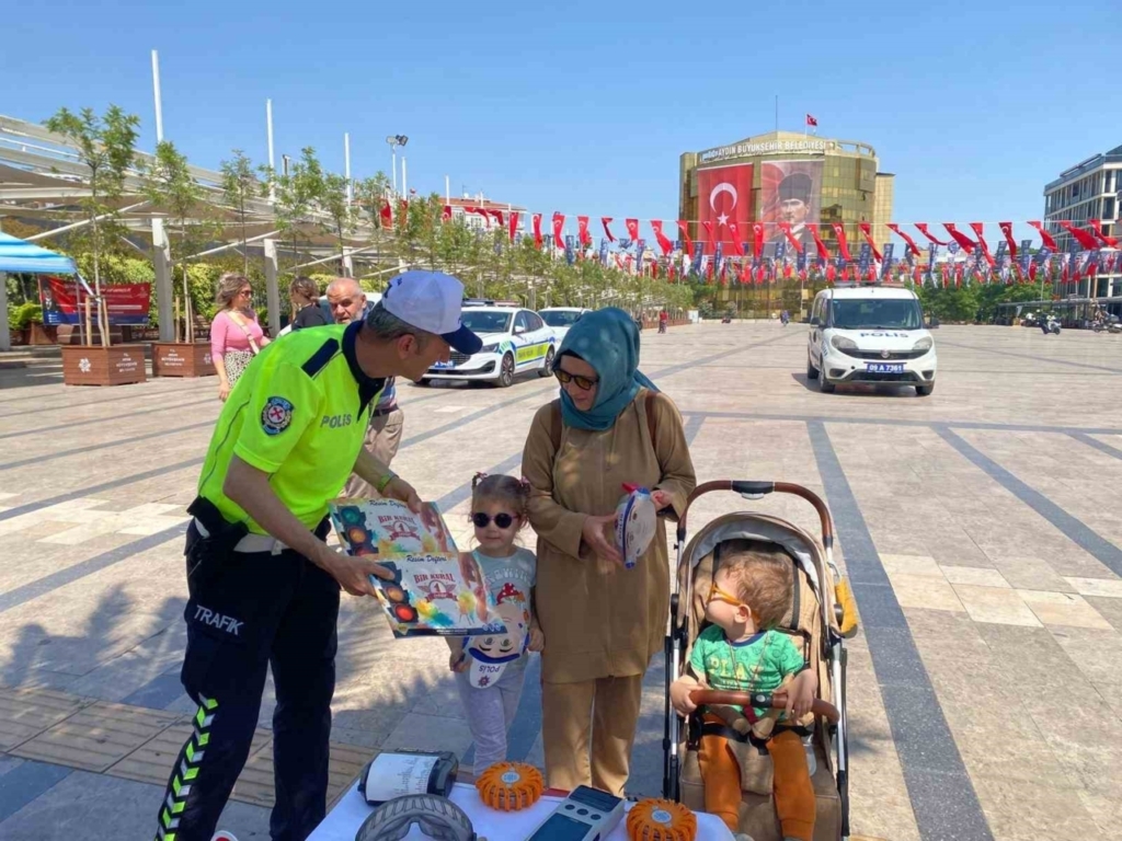 trafik ekipleri vatandaslari bilgilendirdi 9564a311c4a4
