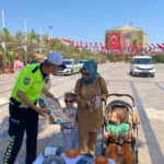 Trafik ekipleri, vatandaşları bilgilendirdi 5 Trafik ekipleri, vatandaşları bilgilendirdi