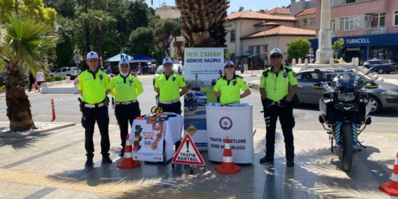 Trafik ekipleri, vatandaşları bilgilendirdi