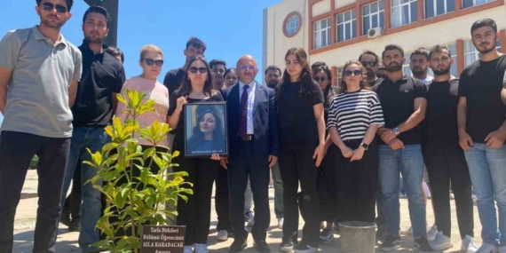 Trafik kazasında hayatını kaybeden öğrenciler için fidan diktiler