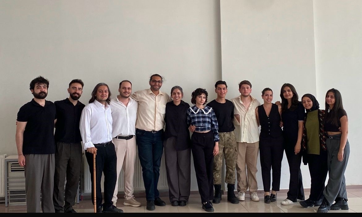 Üniversite öğrencilerinden tiyatro gösterisi