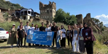 Üniversiteli gençler, tarihi Arpaz Kulesi’ne dikkat çekti