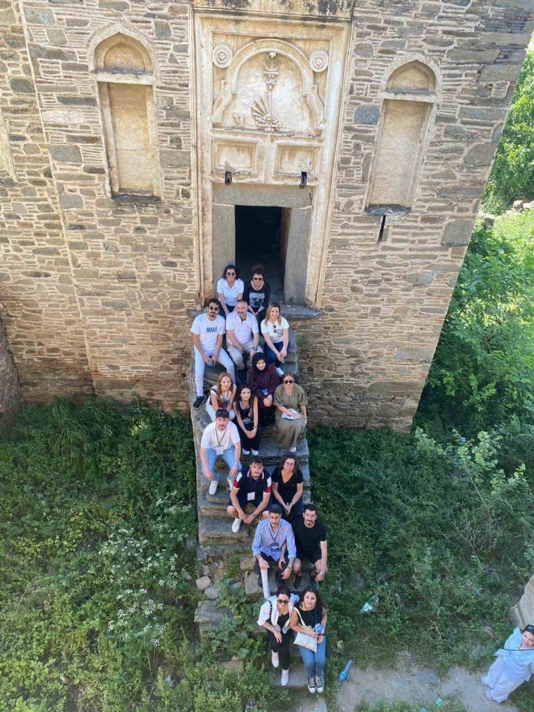 universiteli gencler tarihi arpaz kulesine dikkat cekti aa965f9b5585