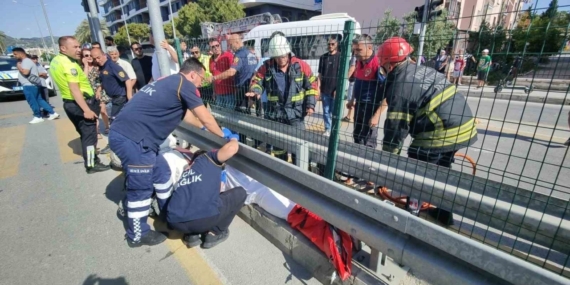 Yaya geçidini kullanan motosiklete servis aracı çarptı: 1’i ağır 2 yaralı