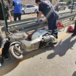 Yaya geçidini kullanan motosiklete servis aracı çarptı: 1’i ağır 2 yaralı 1 Yaya geçidini kullanan motosiklete servis aracı çarptı: 1’i ağır 2 yaralı