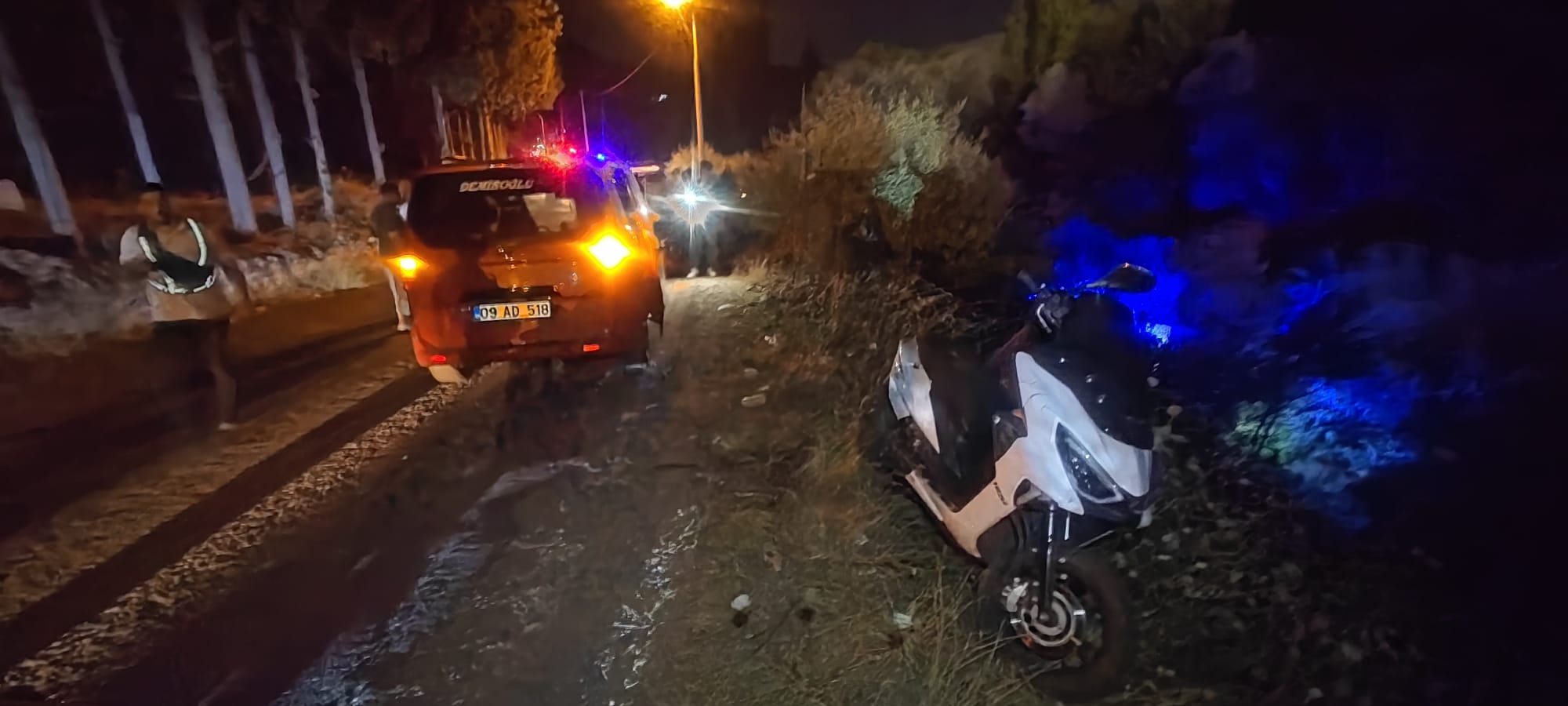 Motosiklet sürücüsü dereye uçtu