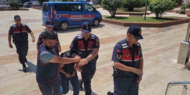 Akrabasını tornavida ile öldüren zanlı mahkemeye sevk edildi 42 Akrabasını tornavida ile öldüren zanlı mahkemeye sevk edildi