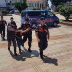 Akrabasını tornavida ile öldüren zanlı mahkemeye sevk edildi 1 Akrabasını tornavida ile öldüren zanlı mahkemeye sevk edildi