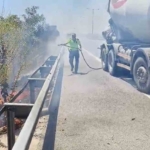 Alevlere karşı polis ekiplerinden beton mikserli müdahale 1 Alevlere karşı polis ekiplerinden beton mikserli müdahale