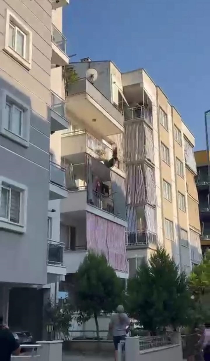 Apartmanın 3’üncü katından kendini boşluğa bırakan genç kız hayatını kaybetti