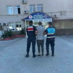 Aranan şahıslar jandarmadan kaçamadı 1 Aranan şahıslar jandarmadan kaçamadı