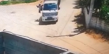Aydın’da çöp toplama aracından düşen işçi ağır yaralandı 1 Aydın’da çöp toplama aracından düşen işçi ağır yaralandı
