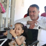 Başkan Arıcı minik Efsa’ya akülü tekerlekli sandalye hediye etti 8 Başkan Arıcı minik Efsa’ya akülü tekerlekli sandalye hediye etti