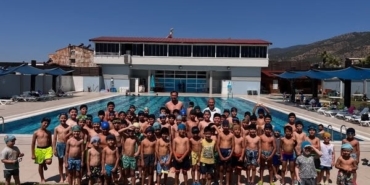 Başkan Erol yüzme kursuna katılan çocukların ilk gün heyecanına ortak oldu