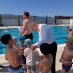 Başkan Erol yüzme kursuna katılan çocukların ilk gün heyecanına ortak oldu 8 Başkan Erol yüzme kursuna katılan çocukların ilk gün heyecanına ortak oldu