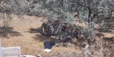 Devrilen traktörün altında kalan sürücü hayatını kaybetti 2 Devrilen traktörün altında kalan sürücü hayatını kaybetti