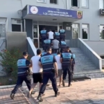 Didim’de tur otobüsüne saldıran 5 şüpheli adliyeye sevk edildi 1 Didim’de tur otobüsüne saldıran 5 şüpheli adliyeye sevk edildi