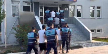 Didim’de tur otobüsüne saldıran 5 şüpheli adliyeye sevk edildi 2 Didim’de tur otobüsüne saldıran 5 şüpheli adliyeye sevk edildi
