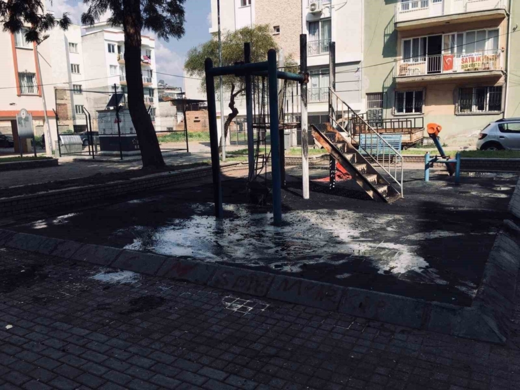 efeler belediyesi ilgilenmeyince cocuklarin oynayacagi alan copluge dondu 43fb074dd5ca