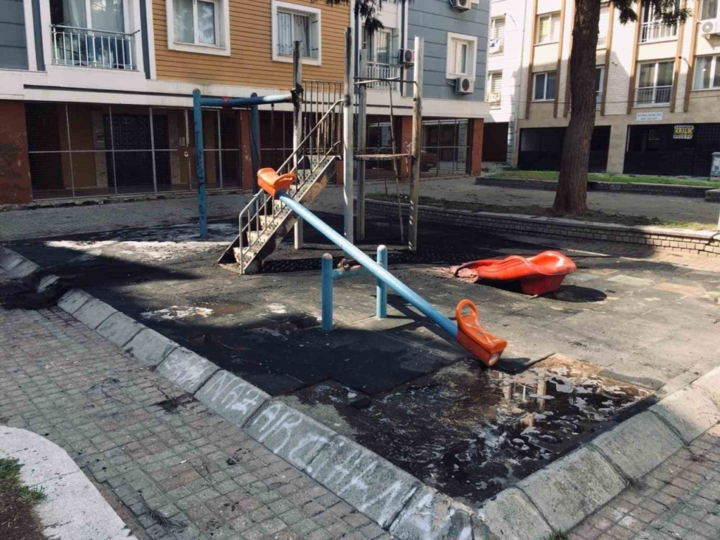efeler belediyesi ilgilenmeyince cocuklarin oynayacagi alan copluge dondu 4daf31582017
