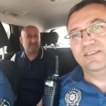 Görme engelli vatandaşın yardımına polis koştu 1 Görme engelli vatandaşın yardımına polis koştu