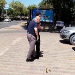 Görme engelli vatandaşın yardımına polis koştu 2 Görme engelli vatandaşın yardımına polis koştu