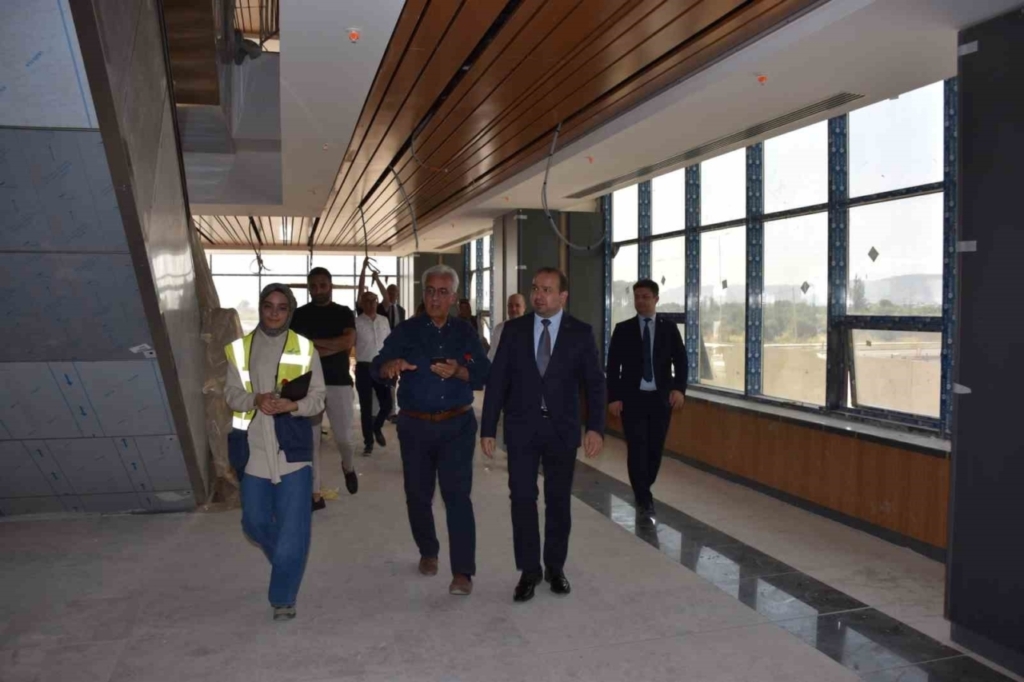 İl Sağlık Müdürü Şenkul, Şehir Hastanesi inşaatında incelemelerde bulundu 6 il saglik muduru senkul sehir hastanesi insaatinda incelemelerde bulundu e3292fcab8a1