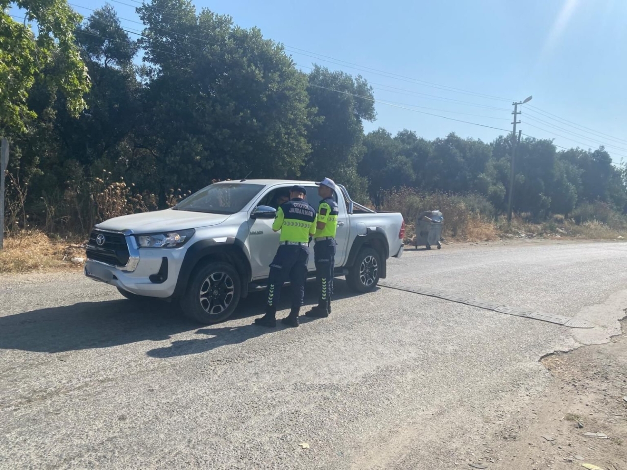 Jandarma ekiplerinden şok trafik uygulaması: 52 sürücüye cezai işlem uygulanı 2 Jandarma ekiplerinden şok trafik uygulaması: 52 sürücüye cezai işlem uygulanı