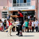 Jandarma sürprizle geldi, çocuklar sevindi 5 Jandarma sürprizle geldi, çocuklar sevindi