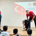Jandarma sürprizle geldi, çocuklar sevindi 2 Jandarma sürprizle geldi, çocuklar sevindi