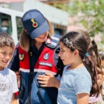 Jandarma sürprizle geldi, çocuklar sevindi 3 Jandarma sürprizle geldi, çocuklar sevindi