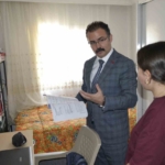 Kaymakam Ateş öğrencilerin evlerine misafir oldu 5 Kaymakam Ateş öğrencilerin evlerine misafir oldu