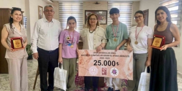 Kaymakam Doğru, il birincisi olan öğrencileri ödüllendirdi 6 Kaymakam Doğru, il birincisi olan öğrencileri ödüllendirdi