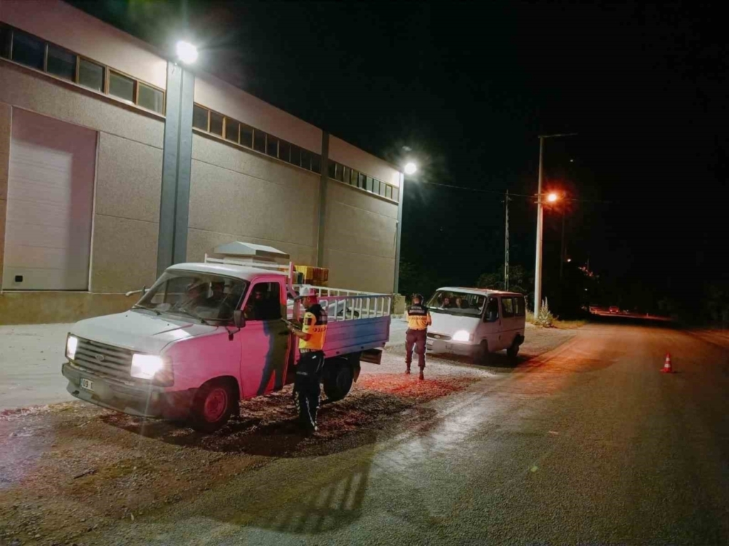 koskte sok trafik uygulamasi 12 surucu cezadan kacamadi 13e0ff850bcf