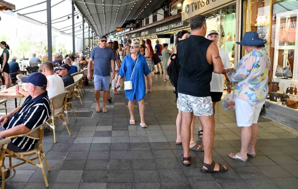 kusadasina uc gemiyle toplam 9 bin 600 turist geldi 5ca1f2a4299b