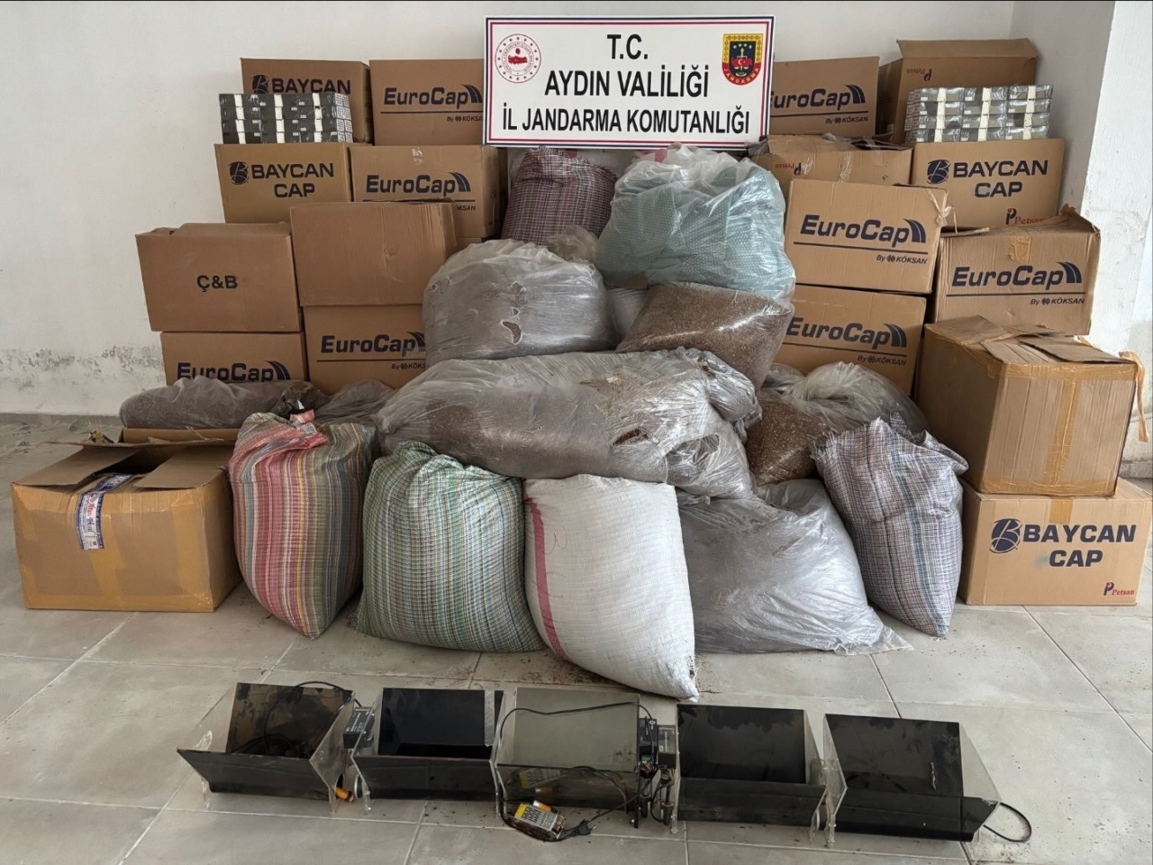 kusadasinda kacak sigara operasyonu 3 ton tutun ele gecirildi fa17e8d4c460