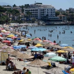 Kuşadası’nda sıcak havadan bunalanlar plajlara akın etti 1 Kuşadası’nda sıcak havadan bunalanlar plajlara akın etti