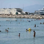 Kuşadası’nda sıcak havadan bunalanlar plajlara akın etti 2 Kuşadası’nda sıcak havadan bunalanlar plajlara akın etti