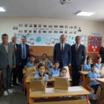 Öğrencilerin karnelerini Vali Canbolat verdi 8 Öğrencilerin karnelerini Vali Canbolat verdi