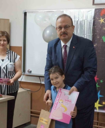 Öğrencilerin karnelerini Vali Canbolat verdi